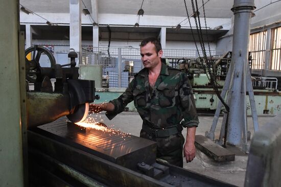 Artillery weapon, mortar and small arms repair works in Hama province