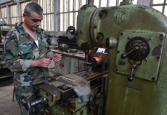 Artillery weapon, mortar and small arms repair works in Hama province