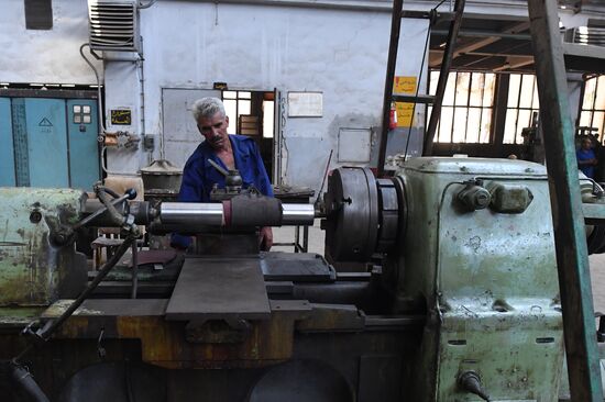 Artillery weapon, mortar and small arms repair works in Hama province