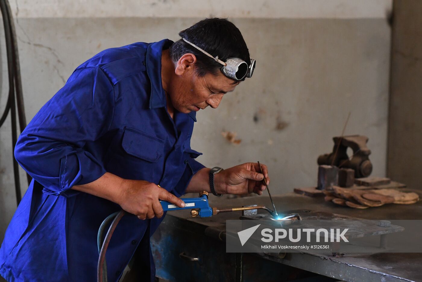 Artillery weapon, mortar and small arms repair works in Hama province