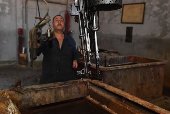 Artillery weapon, mortar and small arms repair works in Hama province