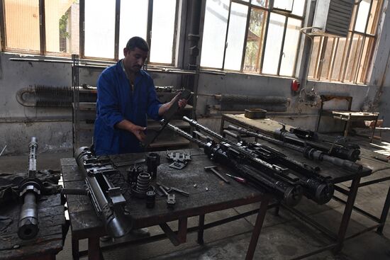 Artillery weapon, mortar and small arms repair works in Hama province