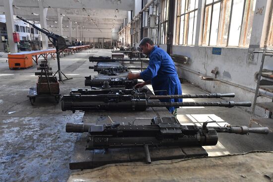 Artillery weapon, mortar and small arms repair works in Hama province
