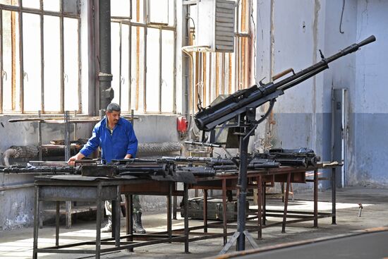 Artillery weapon, mortar and small arms repair works in Hama province