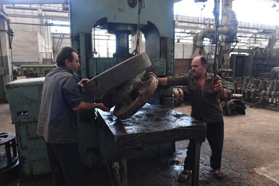 Armored vehicle maintenance company in Homs