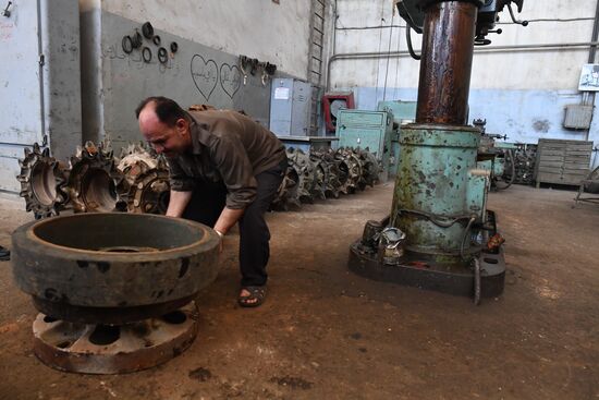 Armored vehicle maintenance company in Homs