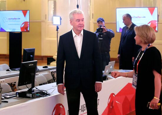 Moscow Mayor visits press center for non-accredited media at Confederations Cup 2017
