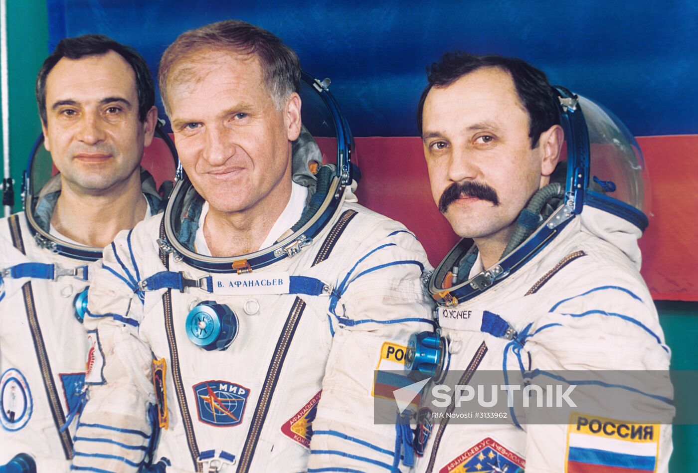 Soyuz TM-18: Polyakov, Afanasyev and Usachev