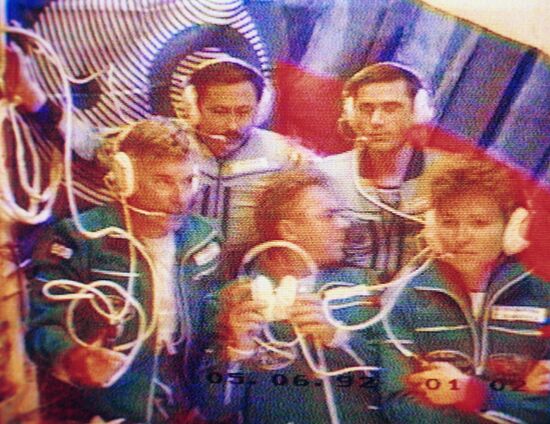 Crews of spaceships Soyuz TM-19 and Soyuz TM-20 on Mir station