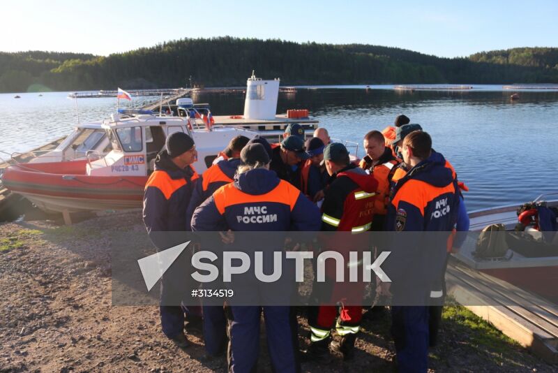 Searching for missing teenagers on Lake Ladoga