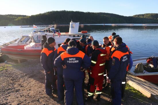 Searching for missing teenagers on Lake Ladoga