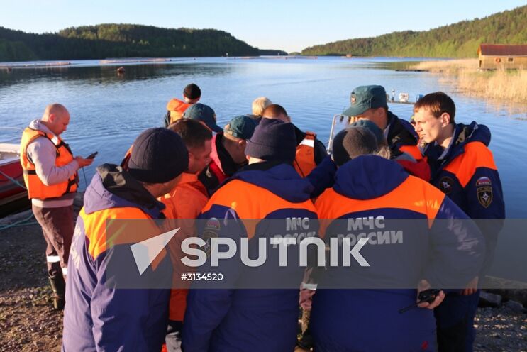 Searching for missing teenagers on Lake Ladoga