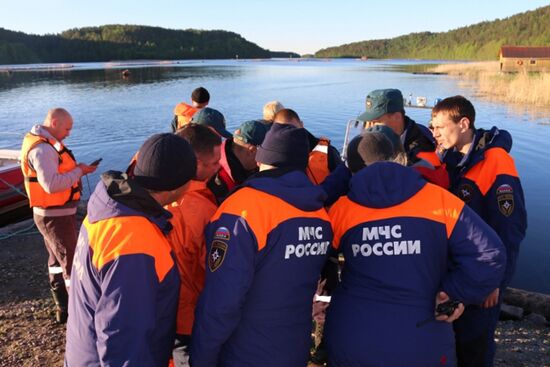 Searching for missing teenagers on Lake Ladoga