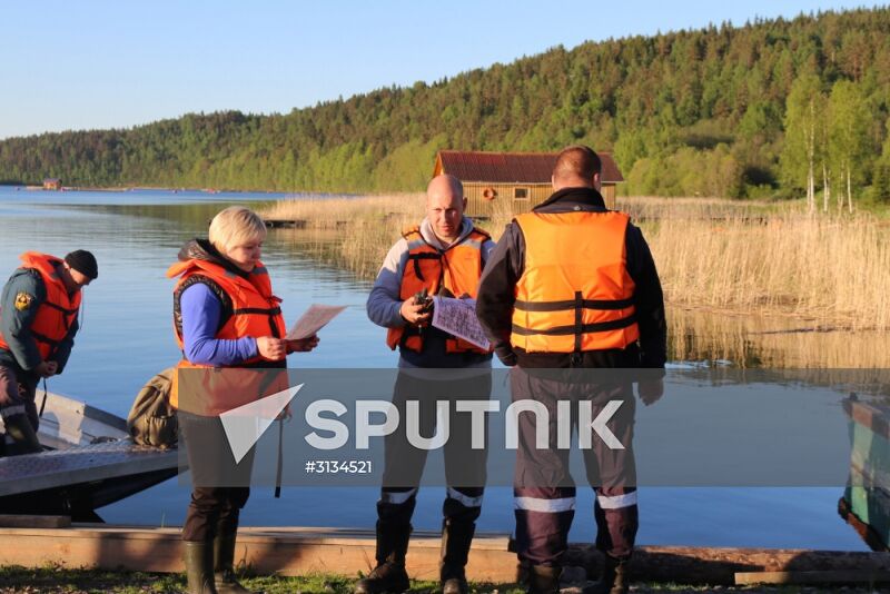 Searching for missing teenagers on Lake Ladoga