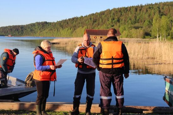 Searching for missing teenagers on Lake Ladoga