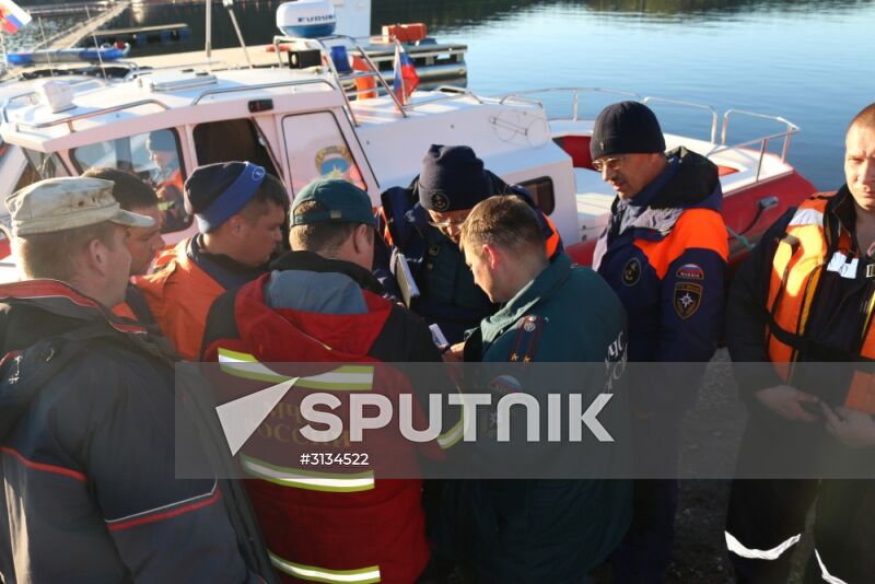 Searching for missing teenagers on Lake Ladoga