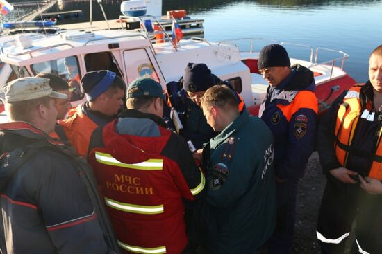 Searching for missing teenagers on Lake Ladoga