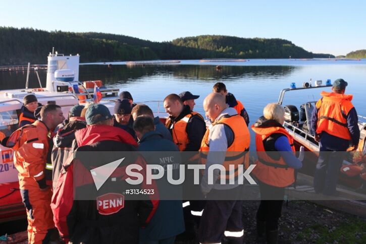 Searching for missing teenagers on Lake Ladoga