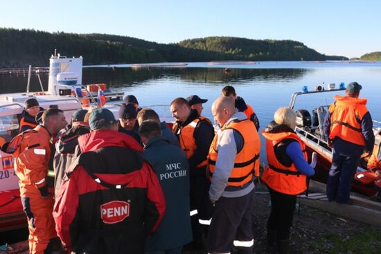 Searching for missing teenagers on Lake Ladoga