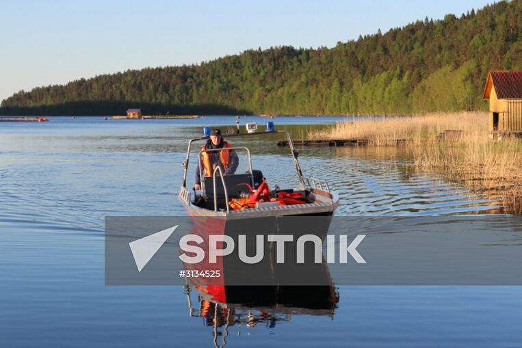Searching for missing teenagers on Lake Ladoga