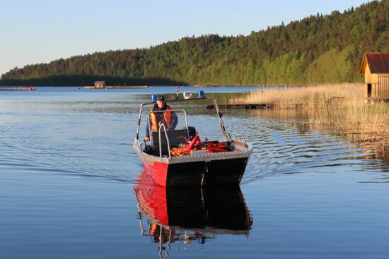 Searching for missing teenagers on Lake Ladoga