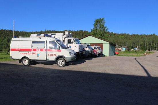 Searching for missing teenagers on Lake Ladoga