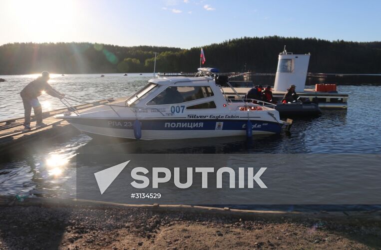 Searching for missing teenagers on Lake Ladoga