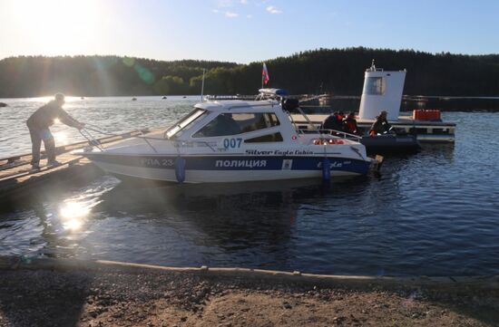 Searching for missing teenagers on Lake Ladoga