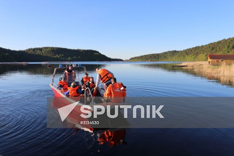 Searching for missing teenagers on Lake Ladoga