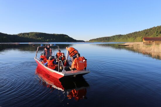 Searching for missing teenagers on Lake Ladoga