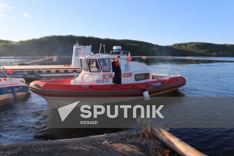 Searching for missing teenagers on Lake Ladoga