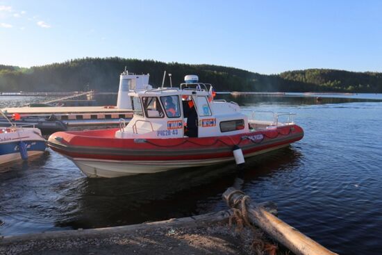 Searching for missing teenagers on Lake Ladoga