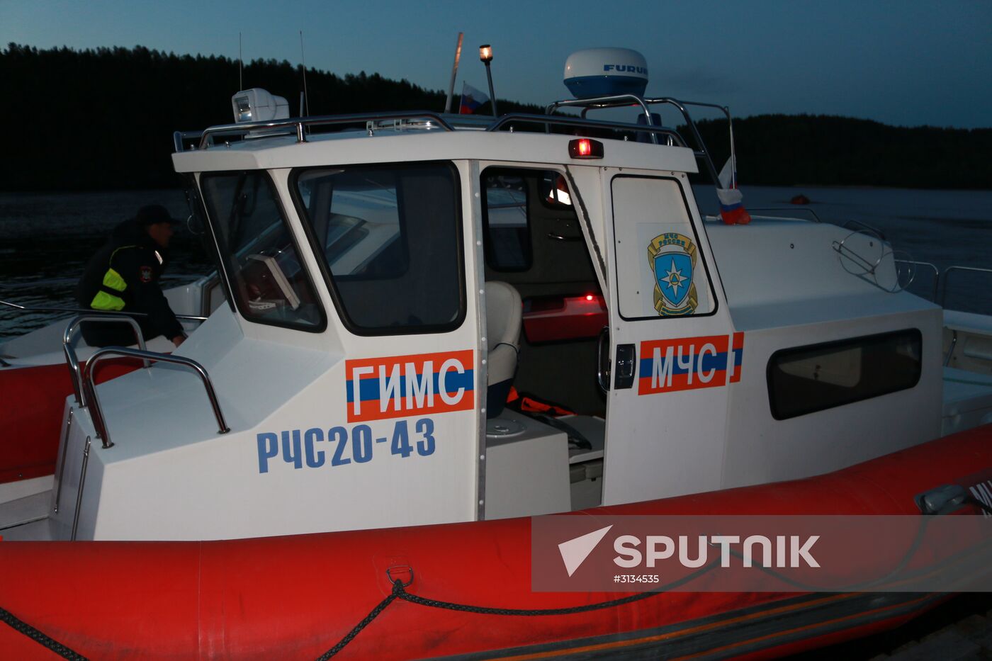 Searching for missing teenagers on Lake Ladoga