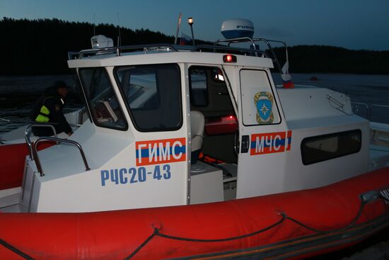 Searching for missing teenagers on Lake Ladoga