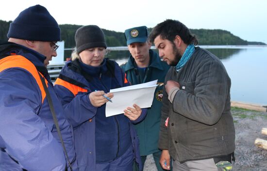 Searching for missing teenagers on Lake Ladoga