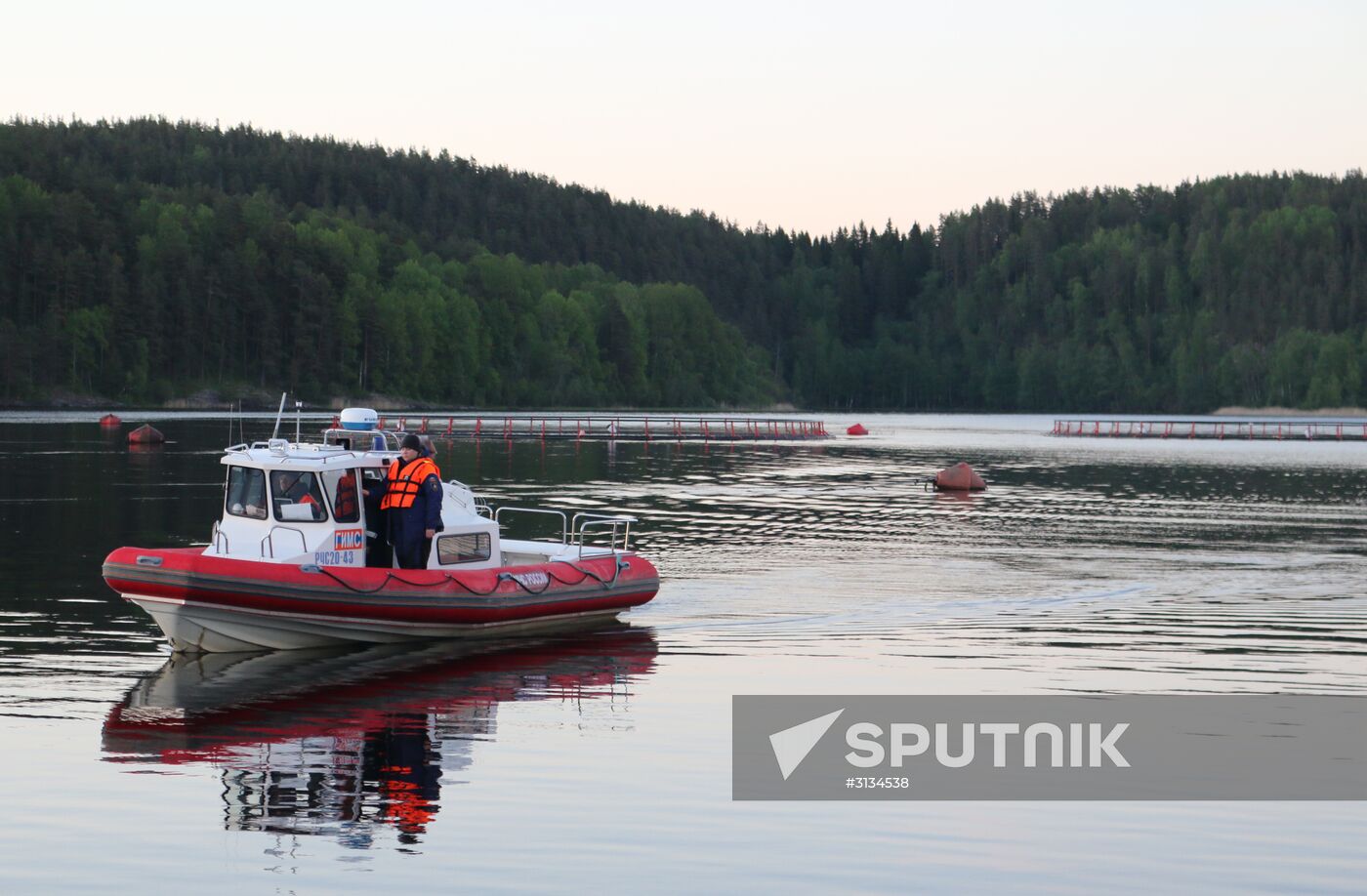 Searching for missing teenagers on Lake Ladoga