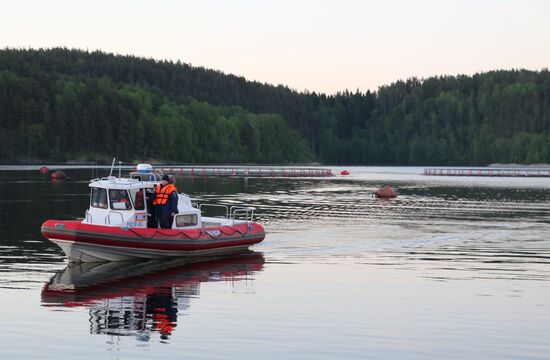 Searching for missing teenagers on Lake Ladoga
