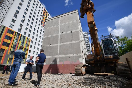 Demolition of Moscow's last K-7 series five-story building