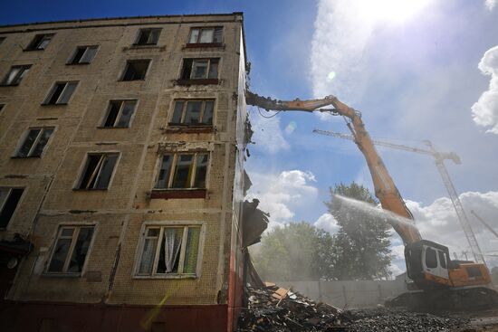 Moscow's last K-7 series five-story building demolished