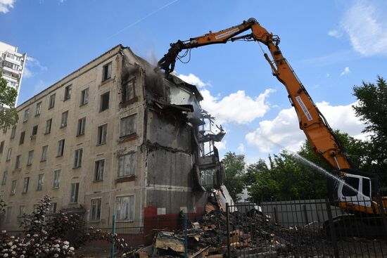Moscow's last K-7 series five-story building demolished