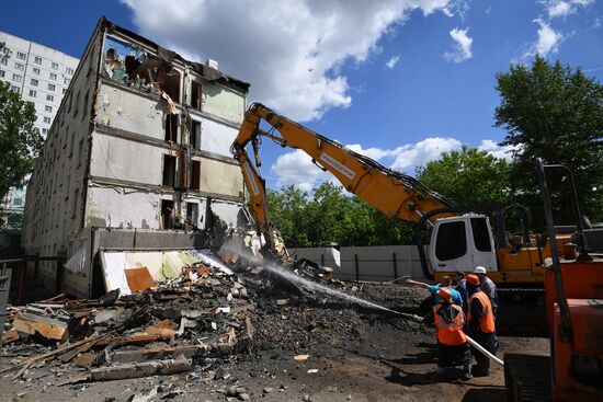 Moscow's last K-7 series five-story building demolished