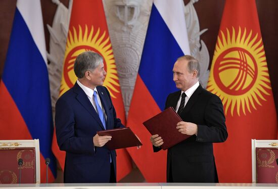 Vladimir Putin holds talks with President of Kyrgyzstan Almazbek Atambayev