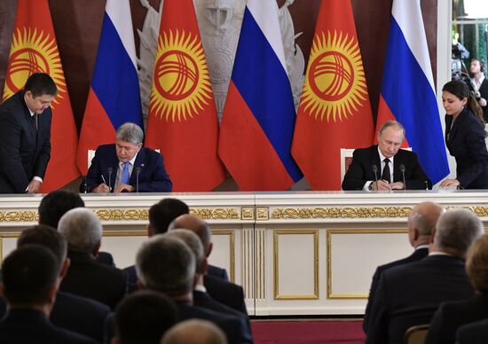 Vladimir Putin holds talks with President of Kyrgyzstan Almazbek Atambayev