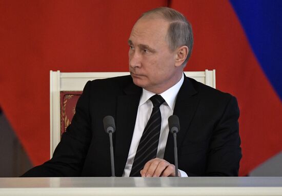 Vladimir Putin holds talks with President of Kyrgyzstan Almazbek Atambayev