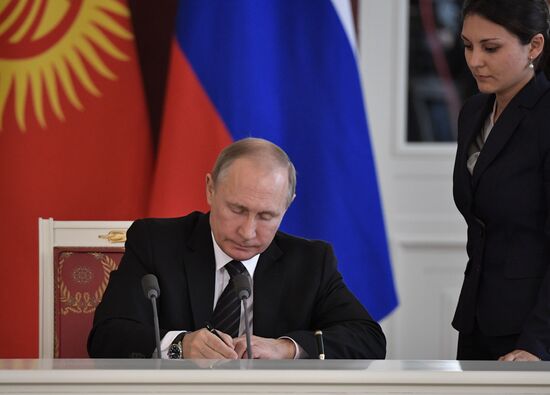 Vladimir Putin holds talks with President of Kyrgyzstan Almazbek Atambayev