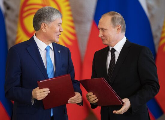 Vladimir Putin holds talks with President of Kyrgyzstan Almazbek Atambayev