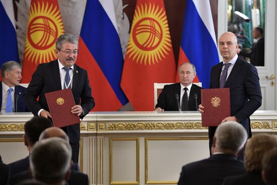 Vladimir Putin holds talks with President of Kyrgyzstan Almazbek Atambayev