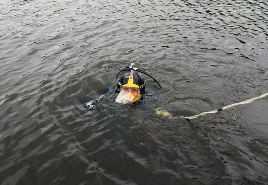 Searching for missing teenagers on Lake Ladoga