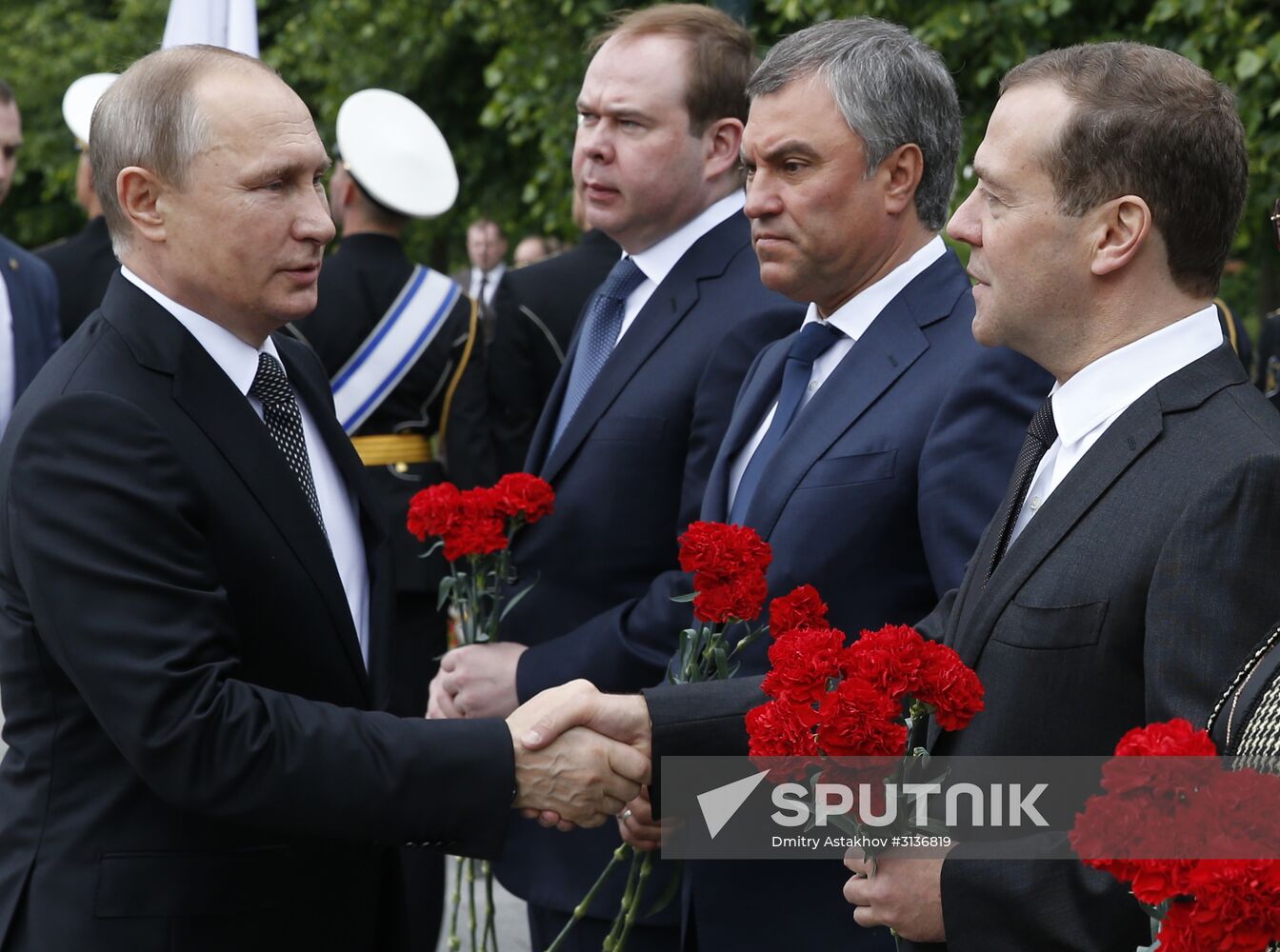 Russian President Vladimir Putin and Prime Minister Dmitry Medvedev lay flowers at Tomb of the Unknown Soldier