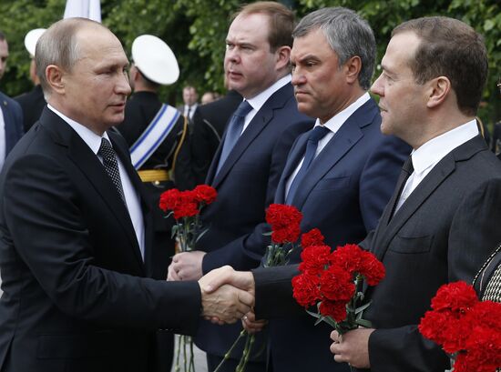 Russian President Vladimir Putin and Prime Minister Dmitry Medvedev lay flowers at Tomb of the Unknown Soldier
